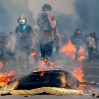 Piñera suspende alza de tarifas del metro; decretan toque de queda