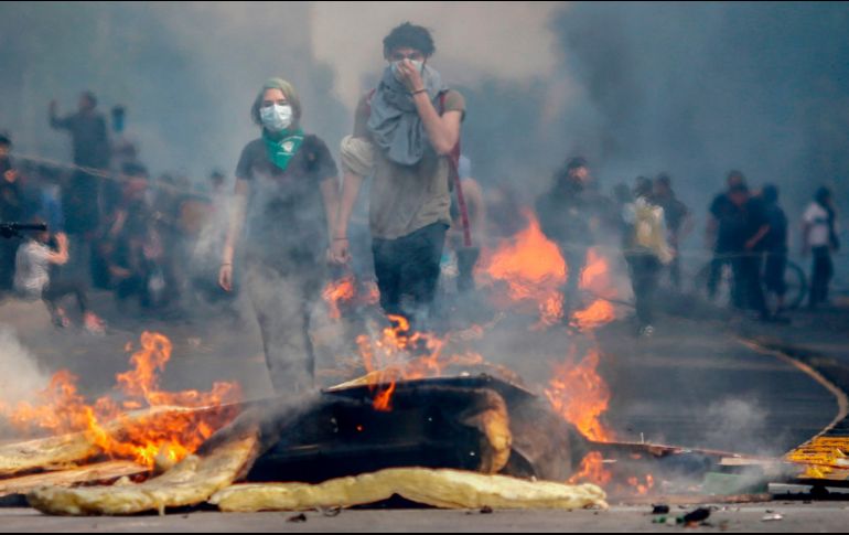 La situación en Santiago y la periferia de la capital chilena volvió a complicarse con este sábado con nuevos disturbios. AFP/P. Vera
