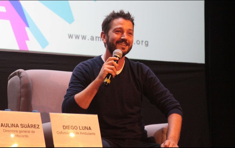 El actor Diego Luna habla durante la presentación de Ambulante en el Festival Internacional de Cine de Morelia. SUN