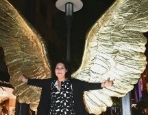 Elena Catalán. La directora de la Fundación Jorge Marín posa en una de las esculturas más famosas del artista, las alas. ESPECIAL