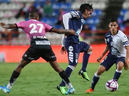El jugador Jorge Hernández, de Pachuca (d), disputa el balón con Diego Rolan, de Juárez (i), este sábado. EFE/D. Martínez