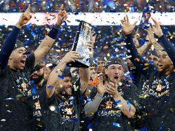 El héroe de la noche, José Altuve, sostiene el trofeo después de que los Astros se coronaran en la Liga Americana. AP/M. Slocum