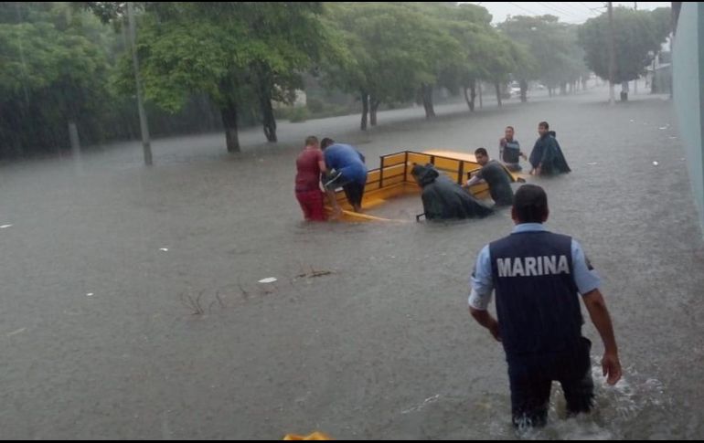 Efectivos de la Marina-Armada de México auxilian a personas afectadas este sábado por las constantes lluvias. EFE/SEMAR