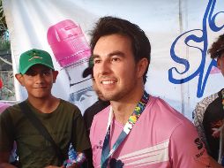 Sergio Pérez deja su auto para ajustarse los tenis y participar en el recorrido celebrado en la Glorieta de La Minerva. EL INFORMADOR / M. Navarro