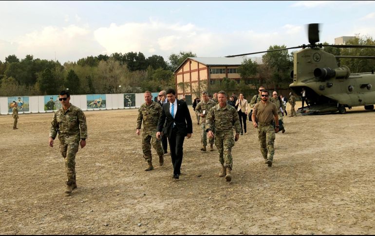 El secretario de Defensa de Estados Unidos, Mark Esper (c), a su llegada hoy a las instalaciones militares de EU en Kabul, Afganistán. AP/L. Balbor