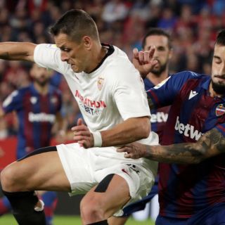 Javier Hernández es titular en victoria de Sevilla ante Levante