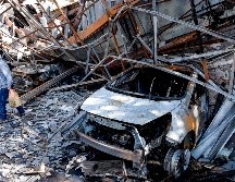 Humo sale del almacén en la zona de Renca, en Santiago, donde fallecieron cinco personas. AFP/P. Ugarte
