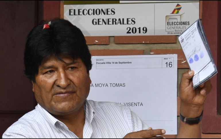 Evo Morales votó hoy en la población Villa 14 de Septiembre. AFP/A. Raldes