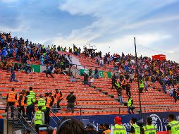 El partido entre Atlético San Luis y Querétaro se tuvo que suspender al minuto 85, debido a una pelea que se suscitó entre seguidores de ambos equipos en las tribunas. Imago7