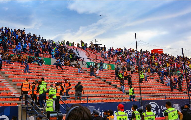 El partido entre Atlético San Luis y Querétaro se tuvo que suspender al minuto 85, debido a una pelea que se suscitó entre seguidores de ambos equipos en las tribunas. Imago7