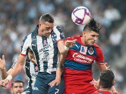 Rogelio Funes Mori y Alan Pulido fueron por aire por el balón, en un partido en el que se peleó al límite cada pelota. EFE