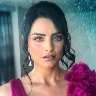 Aislinn hace topless en "La Casa de las Flores" y Eugenio Derbez la regaña