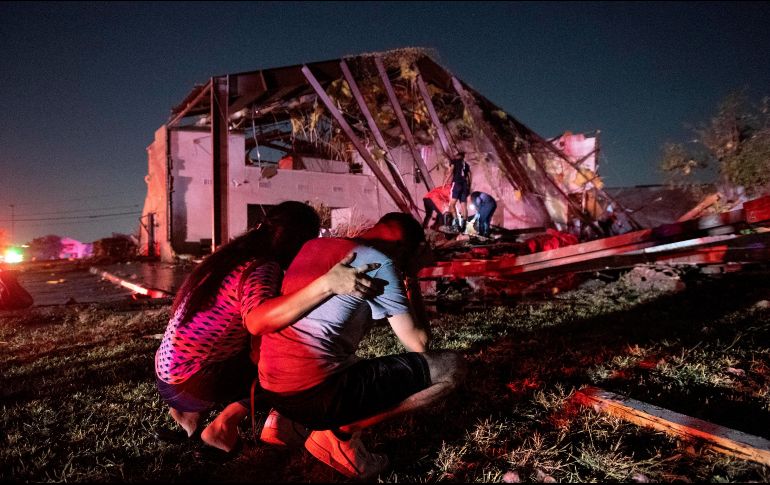 El tornado dejó afectaciones en viviendas y negocios, y dejó a miles de personas sin electricidad; reportan un fallecido en Kansas. AP / J. McWhorter