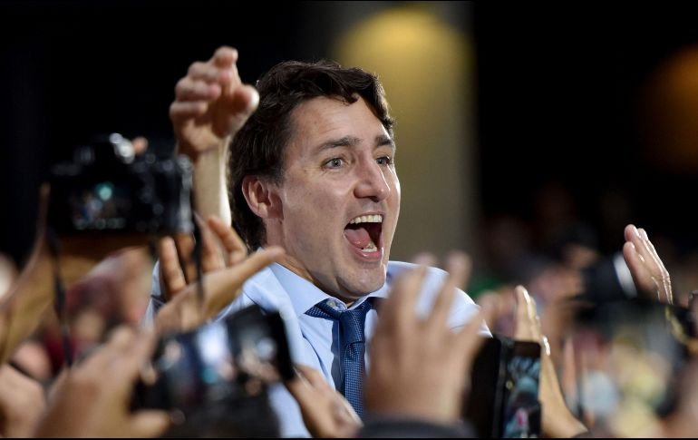 La popularidad de Trudeau ha caído tras un caso de injerencia política en un procedimiento judicial y por la publicación de fotos de él con la cara pintada de negro. AFP/ARCHIVO