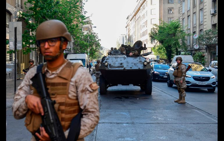 Soldados vigilan en las calles este lunes en Santiago AFP/M. Bernetti