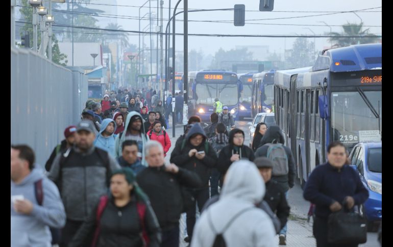 La falta del servicio de metro ha provocado que habitantes hagan largas filas para tomar autobuses. EFE/E. González