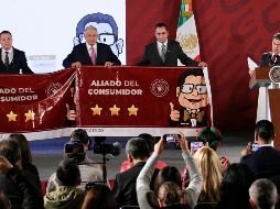 El titular de la Profeco entregó mantas a los representantes gasolineros para que coloquen la distinción en sus estaciones de servicio. NTX / G. Granados