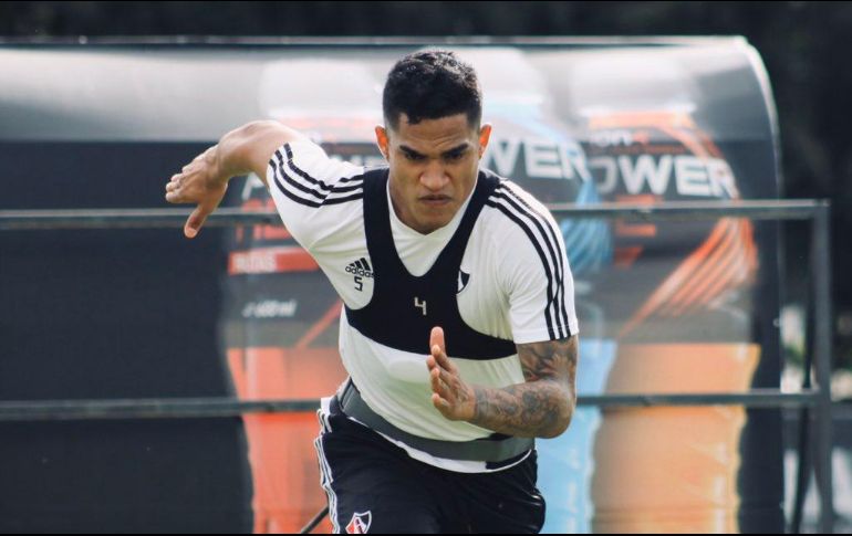Anderson Santamaría llegó de su convocatoria con Perú con una lesión en un empeine que le impidió estar en la convocatoria para el duelo del fin de semana pasado contra Puebla. TWITTER / @atlasfc