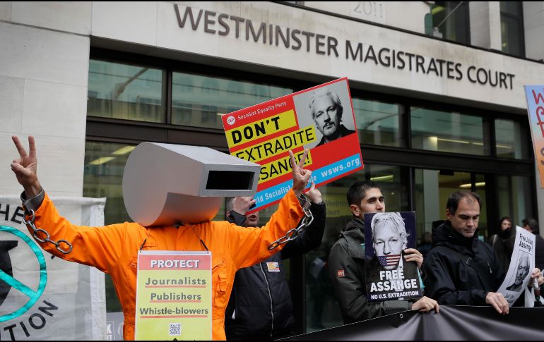 Decenas de personas expresaron su apoyo a Julian Assange afuera del tribunal en Londres. AP/K. Wigglesworth