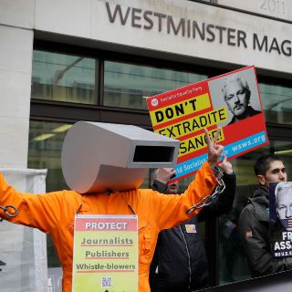Assange comparece ante justicia británica con dificultades para hablar