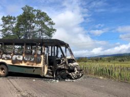 Un autobús de pasajeros incendiado para bloquear el acceso a los poblados de Tocombo y Los Reyes. EFE