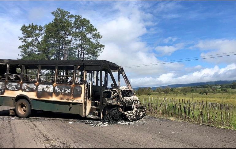 Un autobús de pasajeros incendiado para bloquear el acceso a los poblados de Tocombo y Los Reyes. EFE