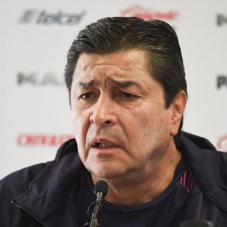 Luis Fernando Tena termina el torneo y se va de Chivas