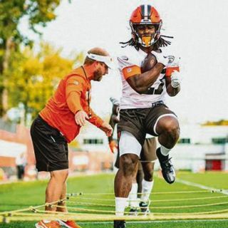 Kareem Hunt ya puede entrenar con los Browns