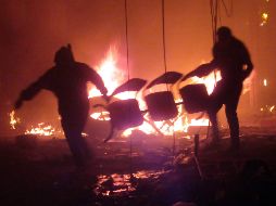 Opositores quemaron el lunes oficinas electorales en Sucre. AFP/J. Rodríguez