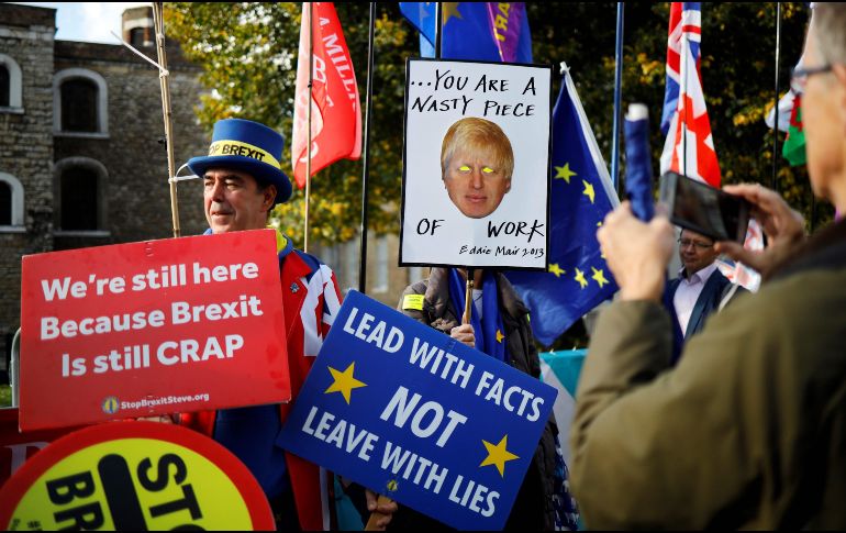 Opositores al Brexit se manifiestan este martes afuera del Parlamento en Londres. AFP/T. Akmen