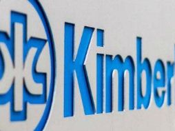 La firma genera cerca de 13 mil empleos directos e indirectos en el país; en la imagen, Claudio X. González Laporte (c), presidente del Consejo Kimberly-Clark de México. NTX/ARCHIVO