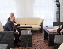 Vladimir Putin (i) y Recep Tayyip Erdogan hablan en su reunión en una residencia del balneario ruso de Sochi. AP/Servicio de Prensa Presidencial