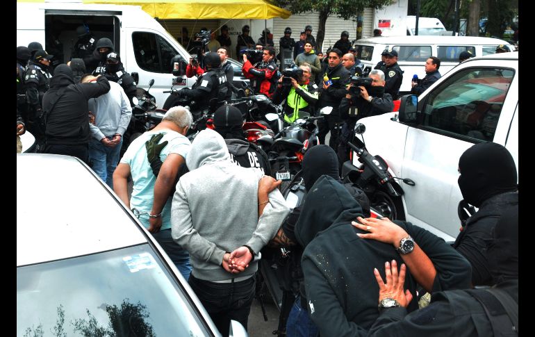 Algunos de los detenidos son conducidos a un vehículo. EFE/M. Guzmán