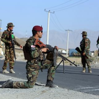 Mueren 18 policías afganos en ataque talibán