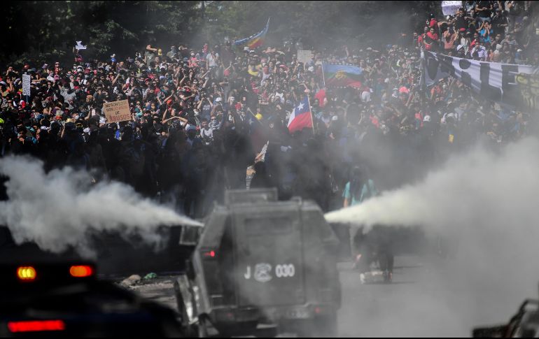 Policías intentan dispersar a manifestantes este martes en Santiago. AFP/M. Bernetti