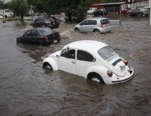 Entre las calles Melchor Ocampo y Pino Suárez el agua alcanzó los 40 centímetros de altura. ESPECIAL / Bomberos de Zapopan