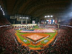 La ceremonia protocolaria tuvo un gran despliegue sobre el diamante. AFP / B. Levey