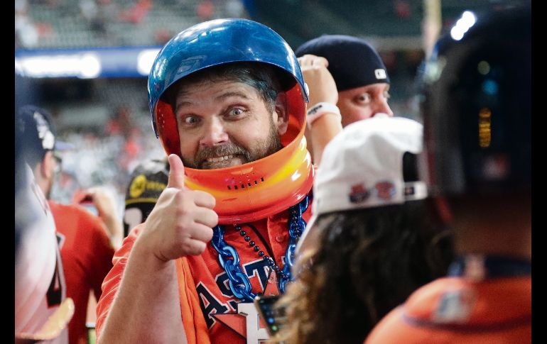 Ataviados completamente de naranja, los seguidores de los Astros coparon las tribunas del Minute Maid Park. AP / D. Phillip
