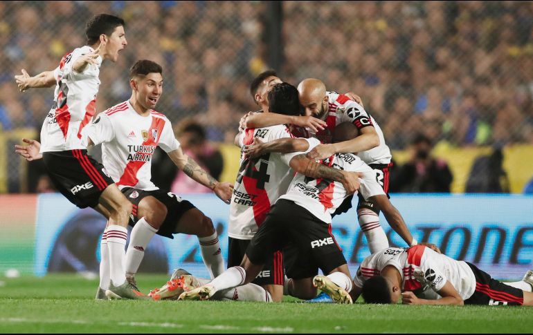 Los jugadores de River celebraron en el patio de su acérrimo rival y esperarán a Flamengo o Gremio en la Final sudamericana. AP / Pisarenko