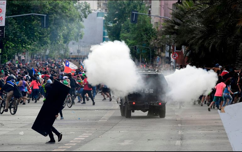 Autoridades chilenas explican que al momento han sido detenidas unas 979 personas. AFP/ M. Bernetti