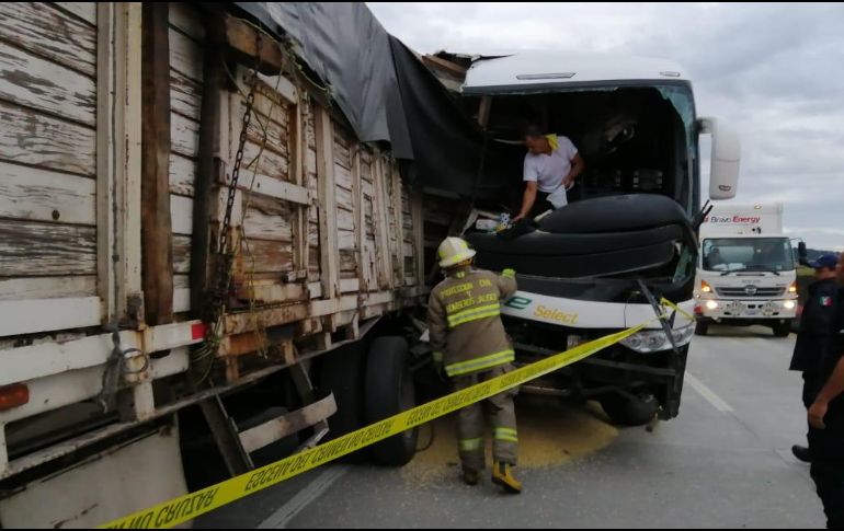 El accidente ocurrió la mañana de este miércoles en el kilómetro 2 de la carretera Guadalajara-Tepic. ESPECIAL / Protección Civil Jalisco
