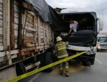 Chocan camión de pasajeros y tráiler en carretera a Tepic; hay 12 lesionados
