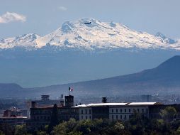 El Iztaccíhuatl se puede ver desde Ciudad de México en días despejados. AP/ARCHIVO