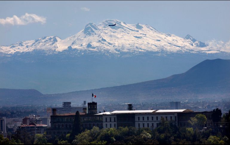 El Iztaccíhuatl se puede ver desde Ciudad de México en días despejados. AP/ARCHIVO