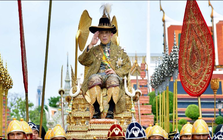 Esto ocurre luego de que el rey Maha Vajiralongkorn despojara de sus títulos a su concubina oficial por 