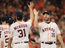 Justin Verlander (D) buscará convertirse en el serpentinero con más ponches en postemporada, de momento a tres del legendario John Smoltz. AFP / ARCHIVO