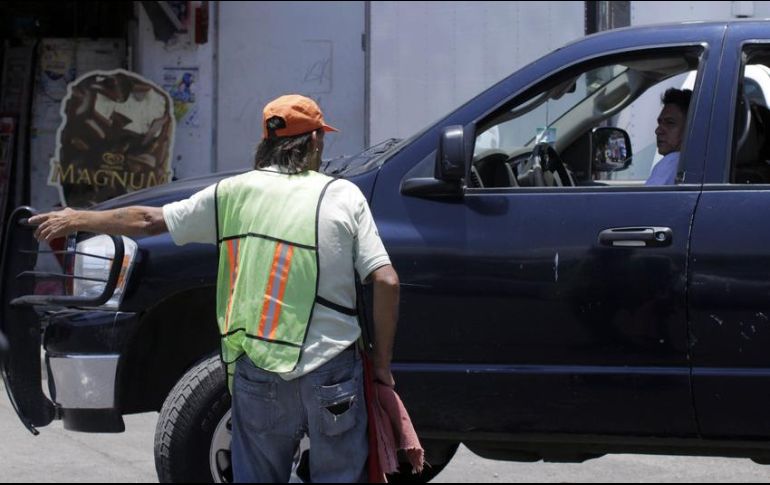El operativo realizado por la corporación policial tapatía también fue llevado a cabo en los alrededores del la Clínica 1 del IMSS. EL INFORMADOR / ARCHIVO