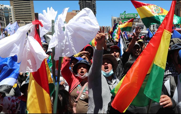 Sectores afines al gobierno pertenecientes a la Conalcam realizan una marcha este miércoles en defensa de la democracia y para expresar su respaldo al presidente Evo Morales, en La Paz. EFE/M. Alipaz
