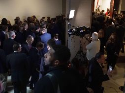 Momento en que republicanos ingresaron a una de las salas de reuniones seguras del Capitolio en Washington, DC. El acceso no autorizado es una violación al reglamento de la Cámara de Representantes. AFP/A. Wong