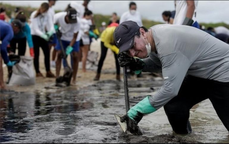 Cientos de personas se han sumado voluntariamente a la reide petróleo en las playas del noreste de Brasil. EPA
